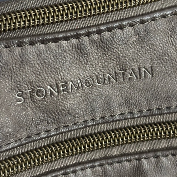 Stone Mountain Accessories Women's Soft Gray Crossbody Bag - Picture 10 of 11